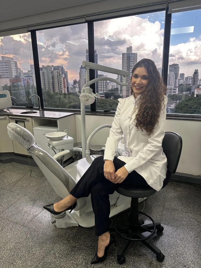 Dra. Mylena Oliveira, cirurgiã-dentista, sorrindo em seu consultório na Vila Mariana, São Paulo